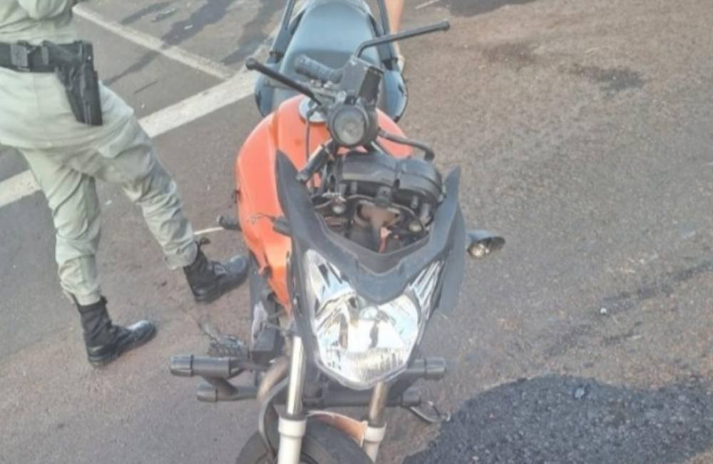 Passageira fica em estado grave após moto bater na traseira de caminhonete em Jataí