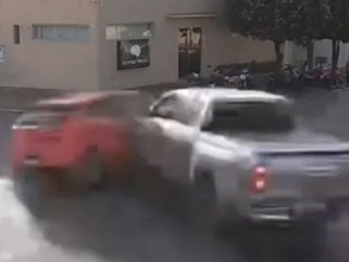 VÍDEO | Câmera registra forte colisão entre Hilux e Fiat Argo no Centro de Jataí