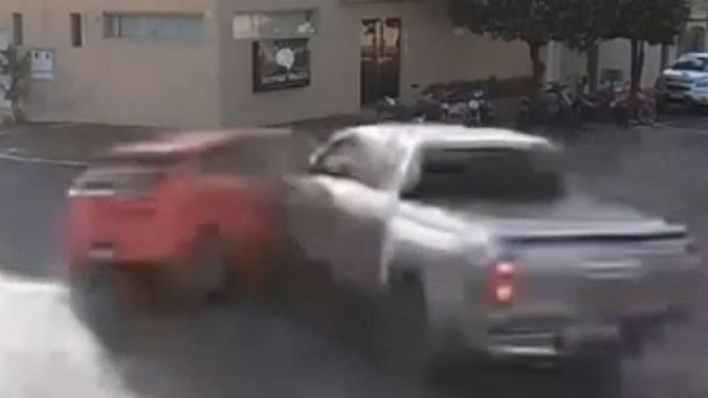 VÍDEO | Câmera registra forte colisão entre Hilux e Fiat Argo no Centro de Jataí