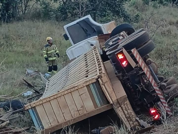 VÍDEO| Caminhão carregado com gado capota na GO-050 e motorista morre preso às ferragens em Jataí