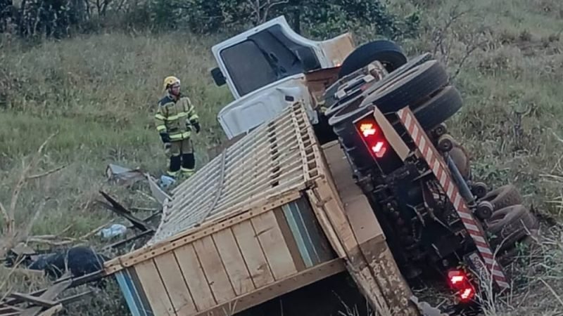 VÍDEO| Caminhão carregado com gado capota na GO-050 e motorista morre preso às ferragens em Jataí