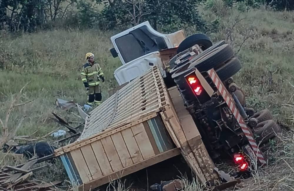 VÍDEO| Caminhão carregado com gado capota na GO-050 e motorista morre preso às ferragens em Jataí