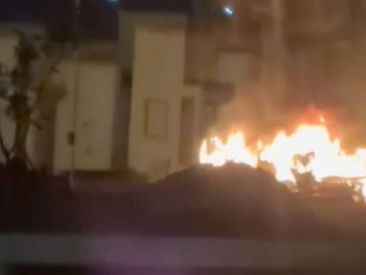 VÍDEO | Incêndio destrói Fiat Strada durante a noite e mobiliza Bombeiros em Jataí