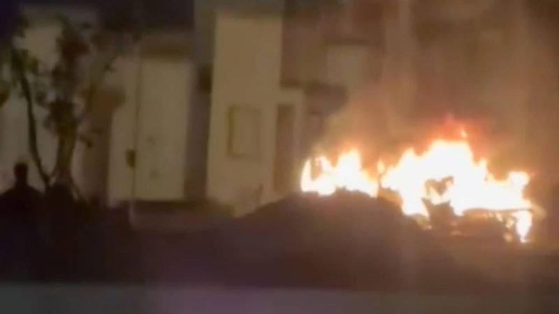 VÍDEO| Incêndio destrói Fiat Strada durante a noite e mobiliza Bombeiros em Jataí