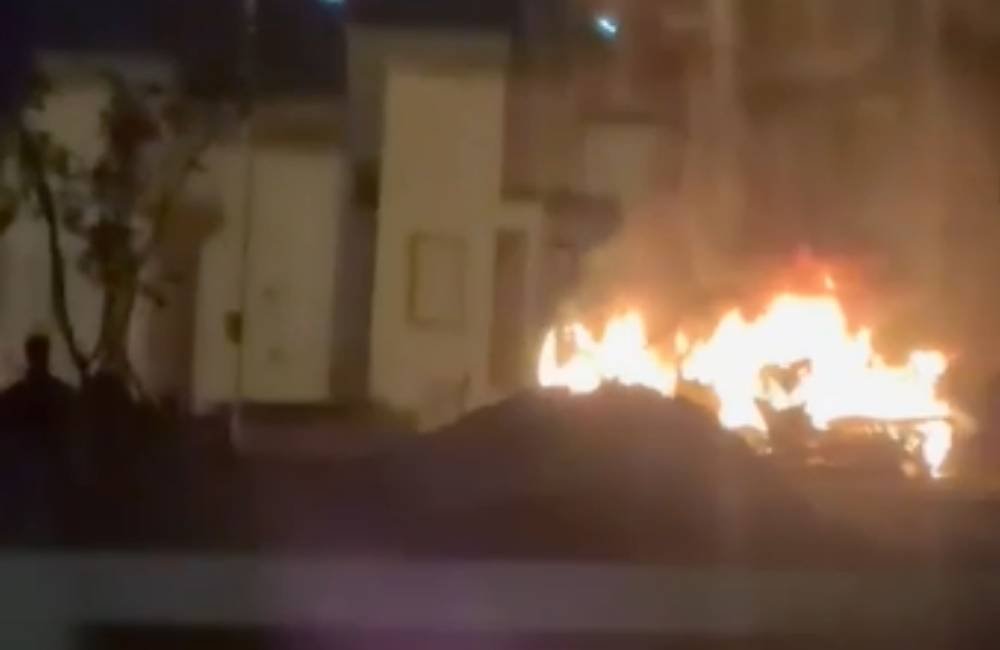 VÍDEO | Incêndio destrói Fiat Strada durante a noite e mobiliza Bombeiros em Jataí