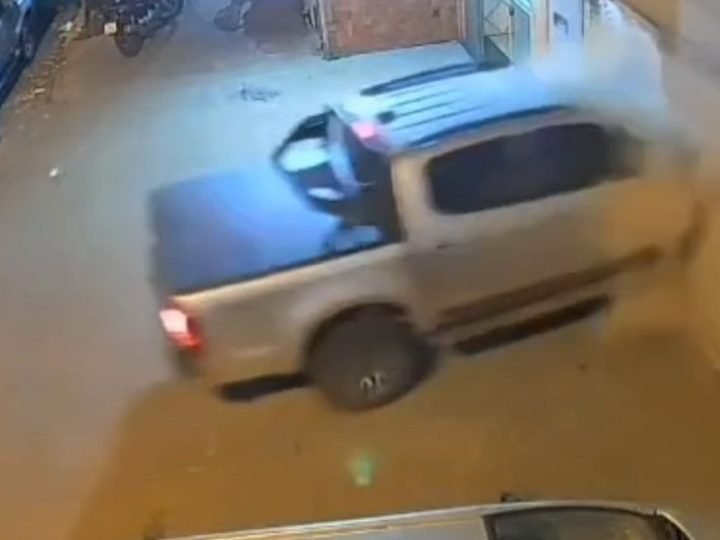 VÍDEO | Caminhonete acelera durante manobra e invade alojamento em Jataí