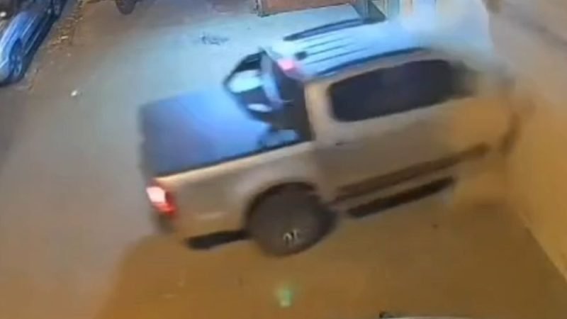VÍDEO | Caminhonete acelera durante manobra e invade alojamento em Jataí