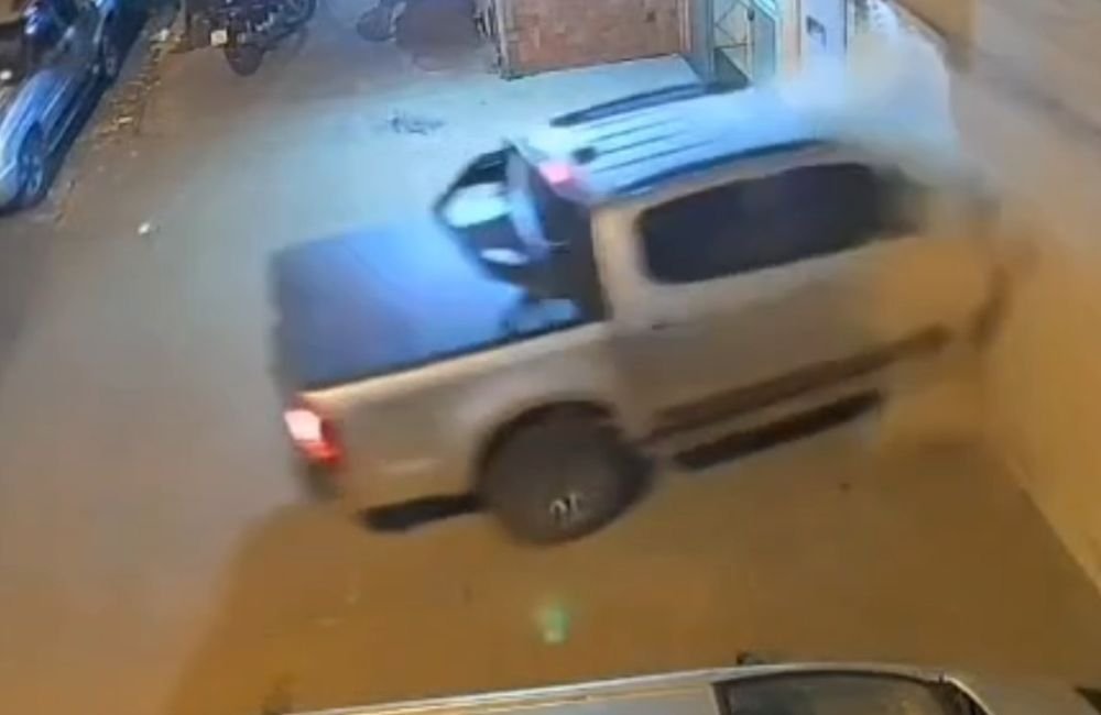 VÍDEO | Caminhonete acelera durante manobra e invade alojamento em Jataí