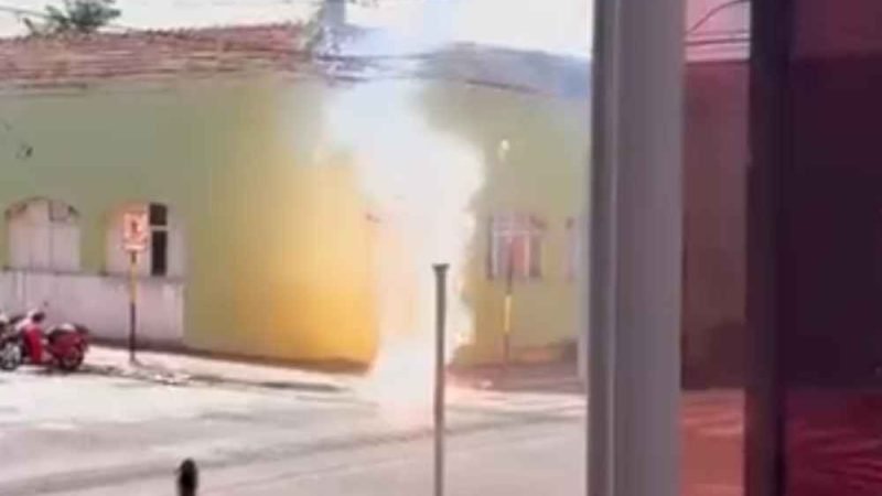 VÍDEO | Fiação se rompe e permanece energizada em cruzamento no Centro de Jataí