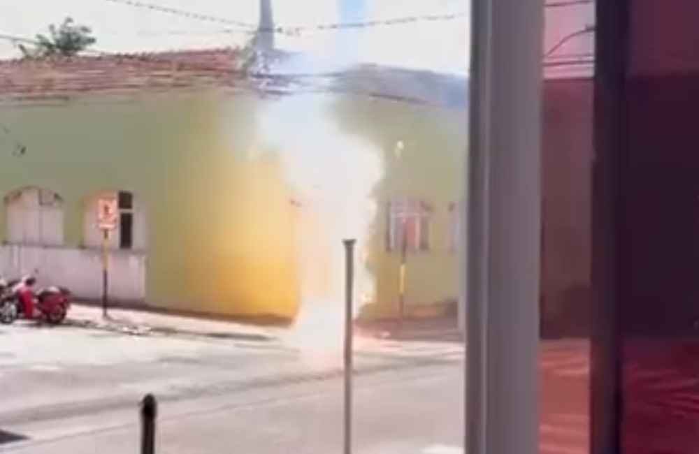 VÍDEO | Fiação se rompe e permanece energizada em cruzamento no Centro de Jataí
