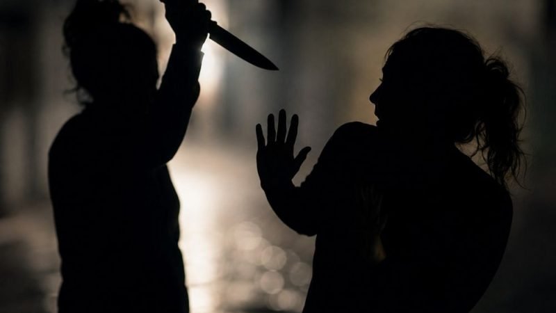 Mulher é ferida com golpes de faca durante confraternização em Jataí; suspeita fugiu