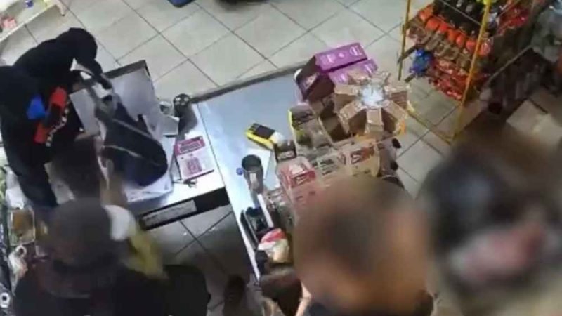 VÍDEO | Trio encapuzado assalta comércio em Jataí e quatro são presos horas depois