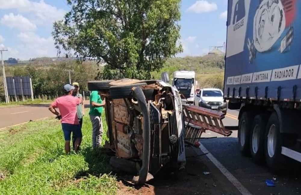 Caminhonete bate em semirreboque e tomba na BR-364, em Jataí