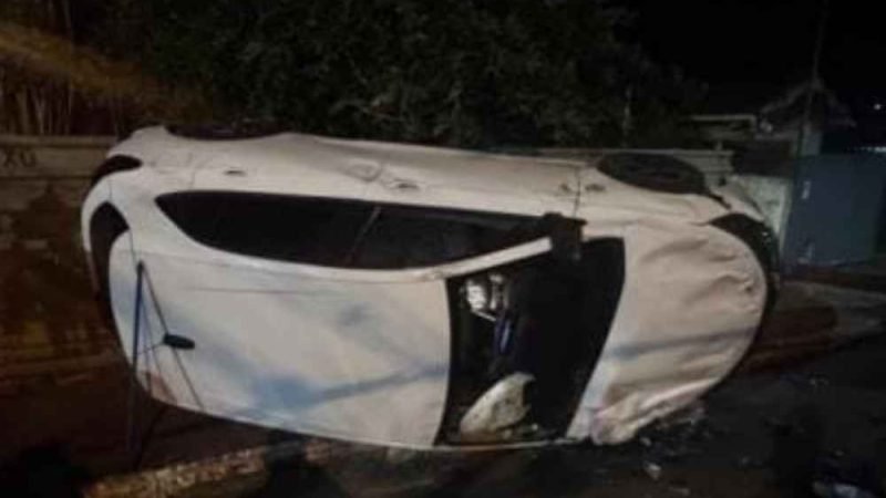 Carro capota após colisão com caminhonete no Centro de Jataí
