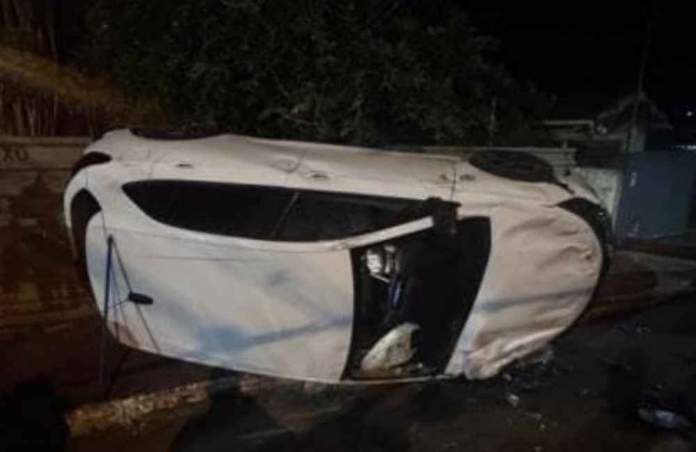 Carro capota após colisão com caminhonete no Centro de Jataí