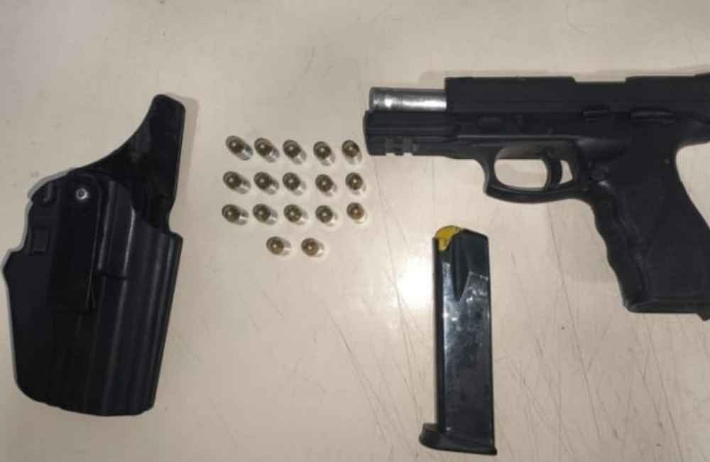 Ex-vigilante penitenciário é levado à delegacia após ser flagrado armado em evento em Jataí