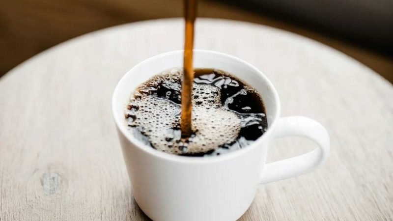 Excesso de café pode afetar a saúde dos ossos em mulheres idosas