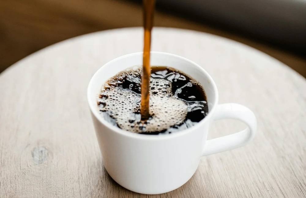 Excesso de café pode afetar a saúde dos ossos em mulheres idosas