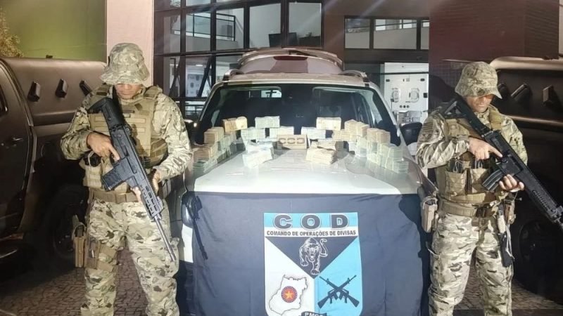 Motorista é parado com quase R$ 1,2 milhão em dinheiro vivo em Goiás e diz não saber quem receberia a quantia