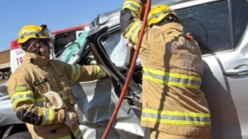 Motorista fica preso às ferragens após colisão na GO-174, em Rio Verde