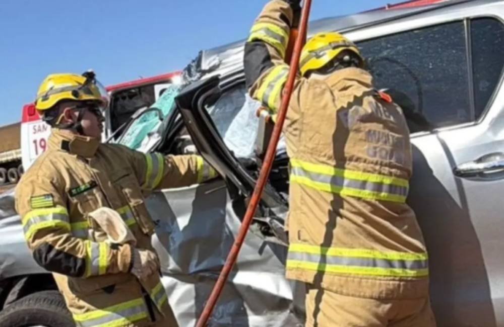 Motorista fica preso às ferragens após colisão na GO-174, em Rio Verde