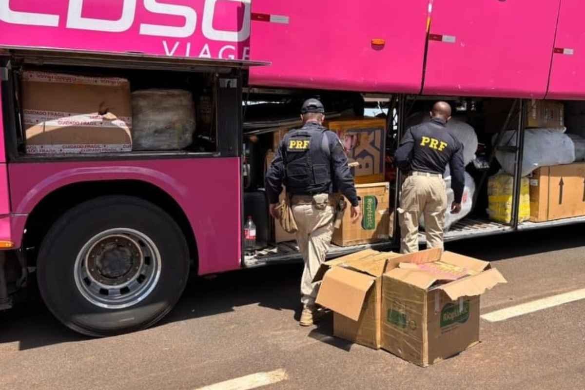 VIDEO | PRF apreende dois ônibus carregados com mercadorias sem nota fiscal em Goiás