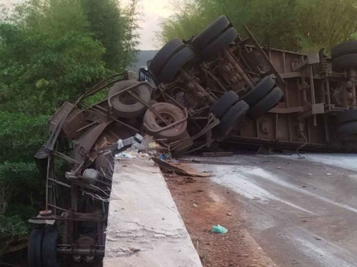 VÍDEO | Caminhão carregado com fertilizantes bate em ponte e deixa motorista ferido na GO-184