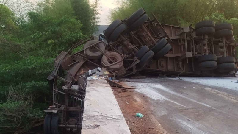VÍDEO | Caminhão carregado com fertilizantes bate em ponte e deixa motorista ferido na GO-184