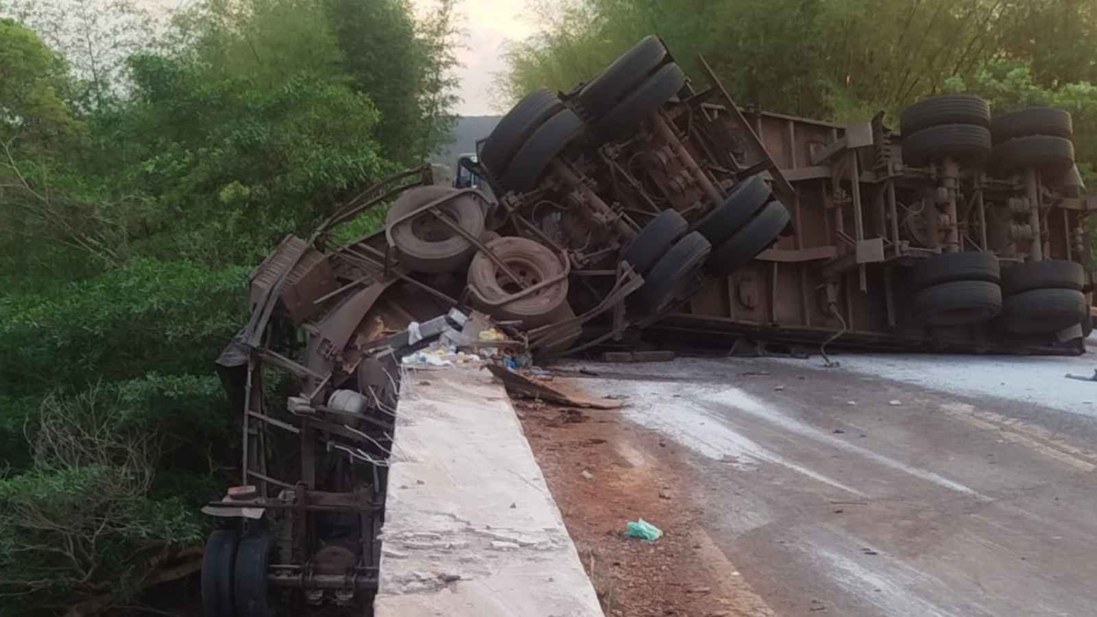VÍDEO | Caminhão carregado com fertilizantes bate em ponte e deixa motorista ferido na GO-184