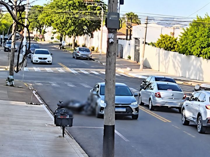 VÍDEO | Carro atinge moto estacionada e condutor deixa o local em Jataí