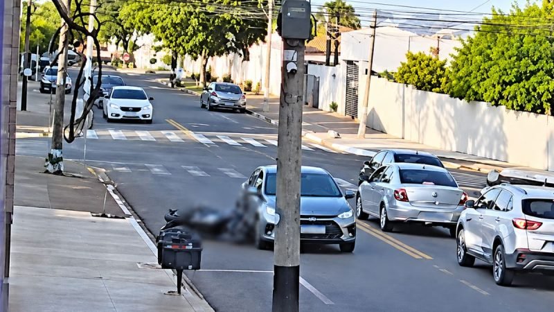Carro atinge moto estacionada e condutor deixa o local em Jataí
