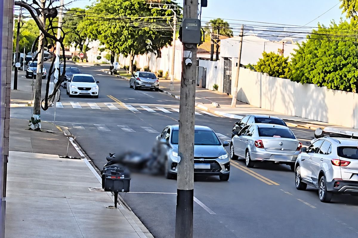 VÍDEO | Carro atinge moto estacionada e condutor deixa o local em Jataí