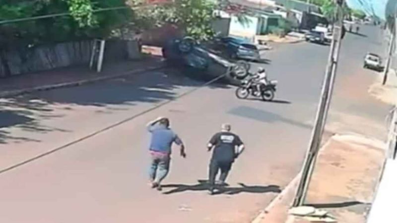VIDEO | Carro capota após colisão em cruzamento na Vila Progresso, em Jataí