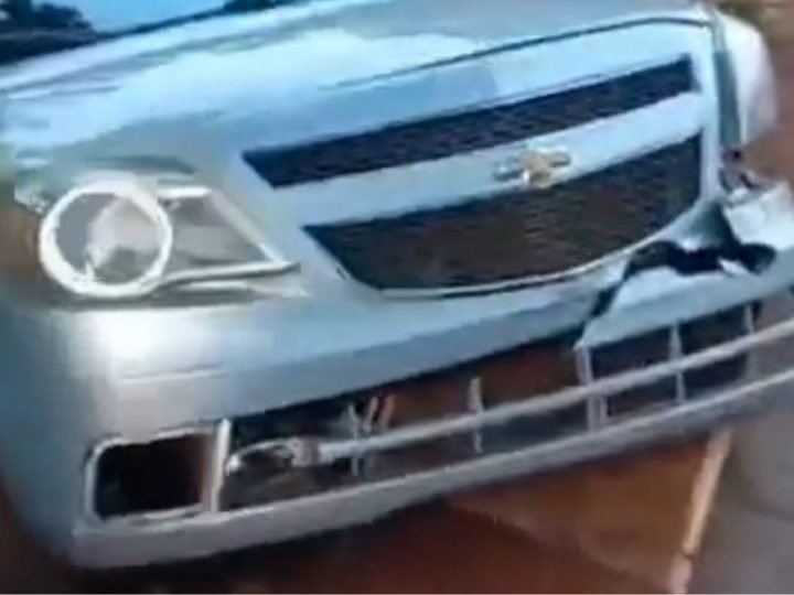 VÍDEO | Carro bate em ponte e quase cai em córrego em Jataí