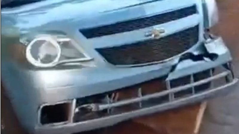 VÍDEO | Carro bate em ponte e quase cai em córrego em Jataí