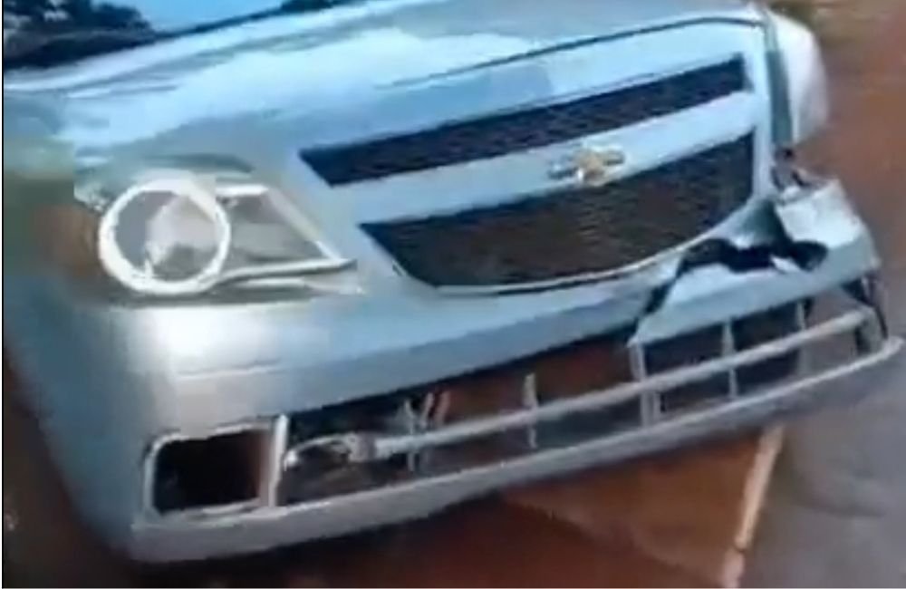 VÍDEO | Carro bate em ponte e quase cai em córrego em Jataí