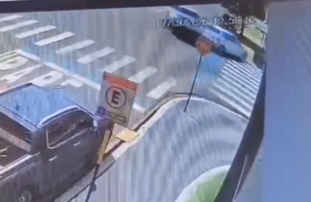 Carro avança sinalização de PARE e provoca colisão no Centro de Jataí