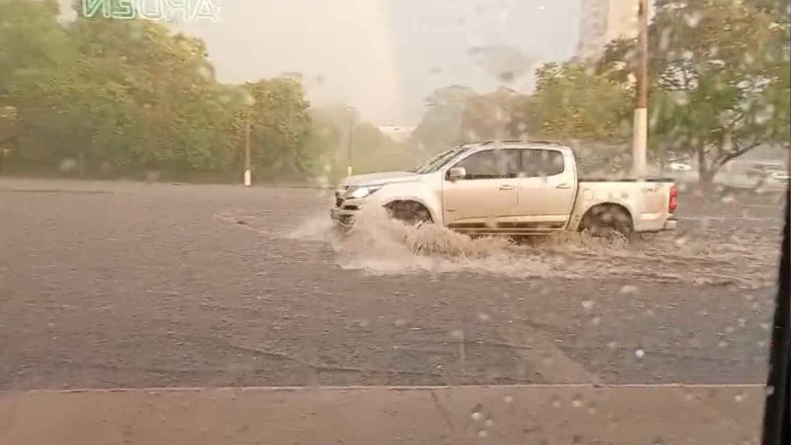 VÍDEO | Chuva forte alaga ruas e transforma vias em enxurradas em Jataí