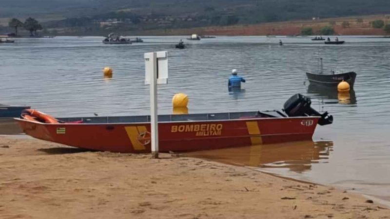 VÍDEO | Criança e três adultos são resgatados após embarcação naufragar no Lago Bonsucesso, em Jataí