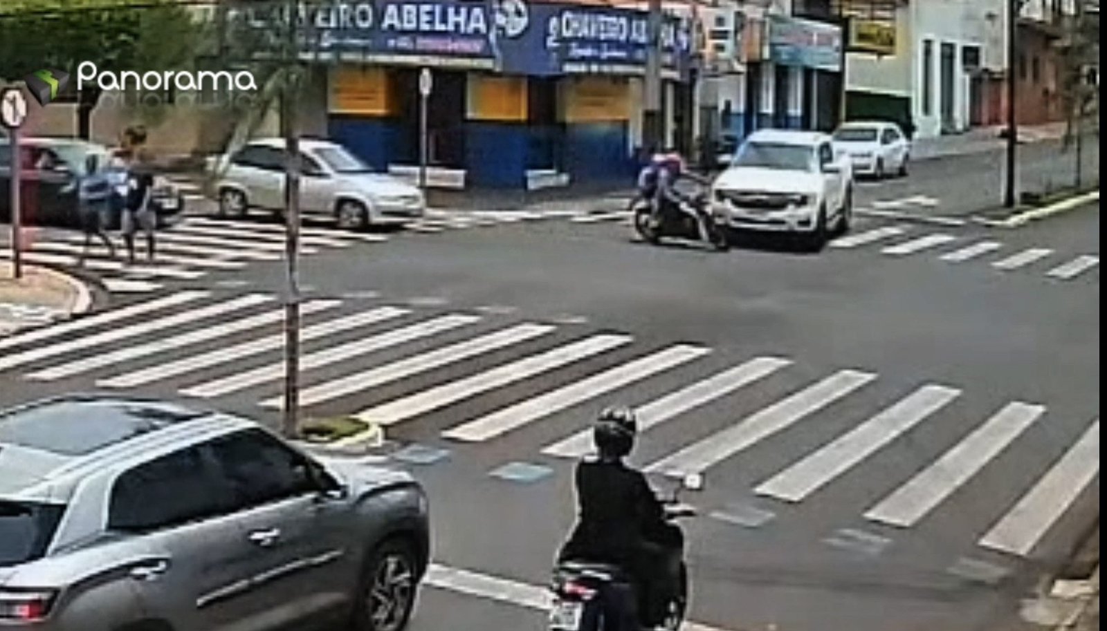 VÍDEO | Câmera registra momento em que caminhonete atinge moto com adulto e criança em Jataí