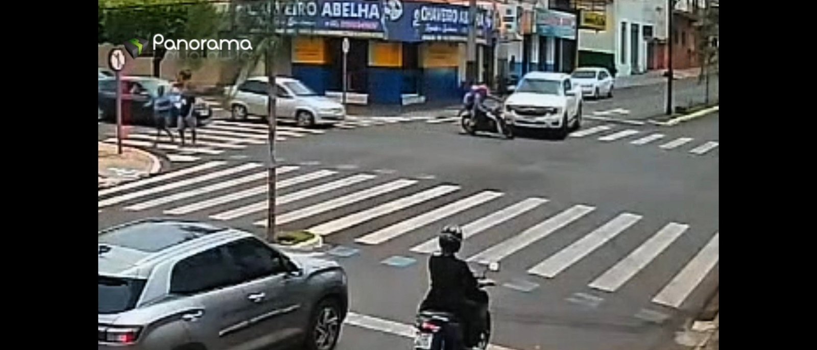 VÍDEO | Câmera registra momento em que caminhonete atinge moto com adulto e criança em Jataí