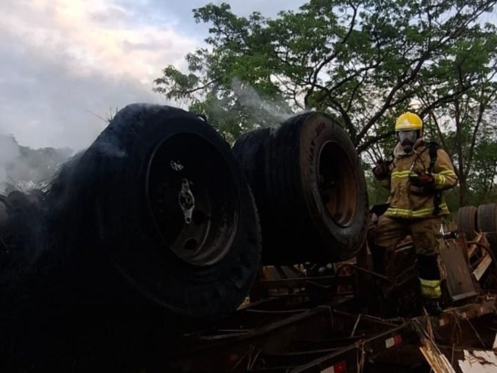 VÍDEO| Carreta sai da pista, pega fogo e motorista morre na BR-364, em Jataí