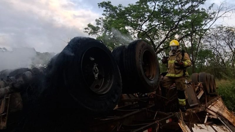 VÍDEO| Carreta sai da pista, pega fogo e motorista morre na BR-364, em Jataí