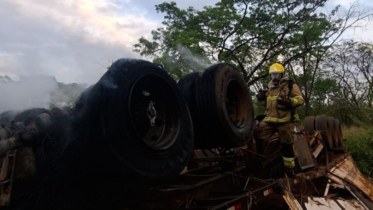 VÍDEO| Carreta sai da pista, pega fogo e motorista morre na BR-364, em Jataí