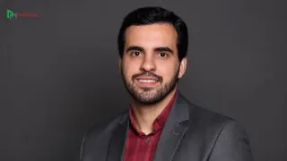Produtor rural durante a colheita de grãos, tema relacionado aos contratos de venda futura e aos prazos de entrega da safra.