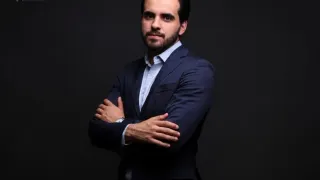 Produtor rural acompanha máquinas agrícolas em uma lavoura durante o período de plantio.