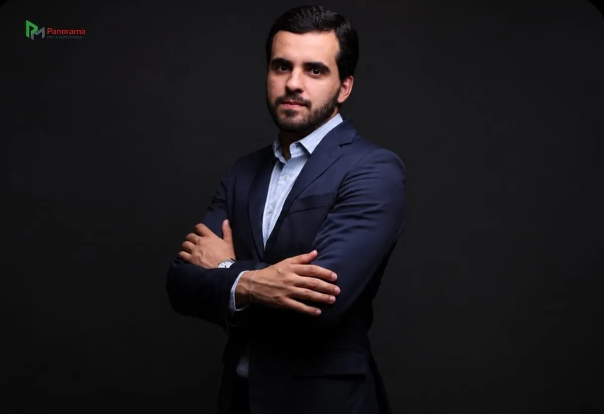 Produtor rural acompanha máquinas agrícolas em uma lavoura durante o período de plantio.