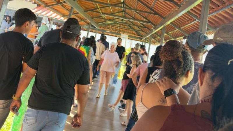 Eleitores enfrentam fila no Colégio Alcântara e tempo de votação preocupa