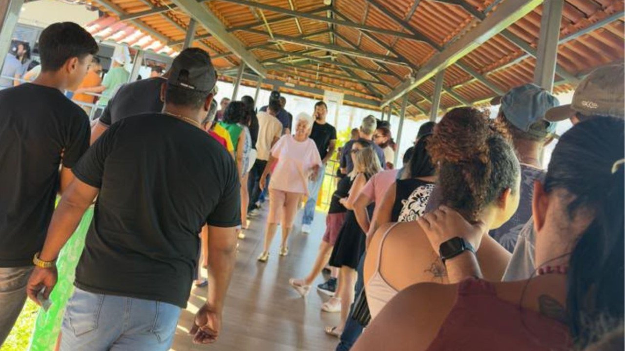 Eleitores enfrentam fila no Colégio Alcântara e tempo de votação preocupa