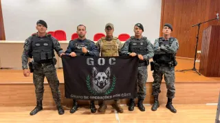 GCM Rodrigo Fabiano e cão Mago durante capacitação com cães detectores de drogas
